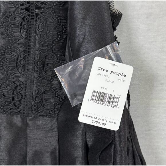 NWT- Free People Heart to Heart Lace Crochet Romper in Black Women's Size 6 - Picture 4 of 9